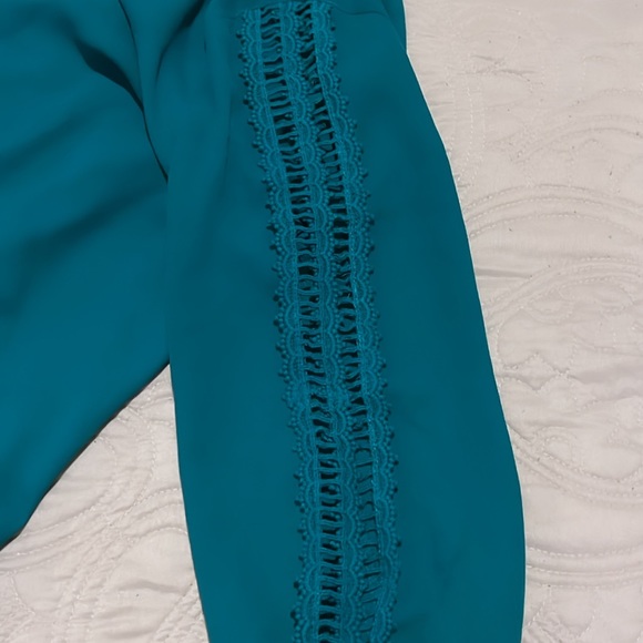 Beautiful teal blouse ! Size small. - Picture 4 of 4